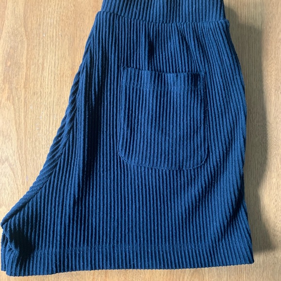 ALO Yoga Women's Black Ribbed Athletic Shorts - Picture 5 of 6